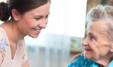 Aide aux personnes âgées : comment fonctionne l'aide personnalisée à domicile ?